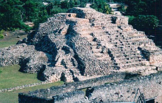 Sa obje strane hrama su piramide Maja. Niza ima tri terase i cetiri reda stepenica. I ceka bolja vremena da se obnovi. Piramida, Acanceh, Yucatan, Meksiko Svoju paznju posvecujem Palaci.