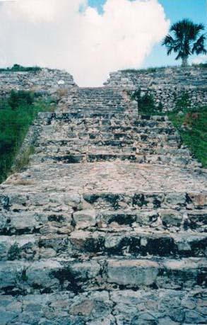Piramida Kinich Kak Moo, Izamal, Yucatan, Meksiko Paphol Chac je izgradjen na energetski vrlo potentnom mjestu.