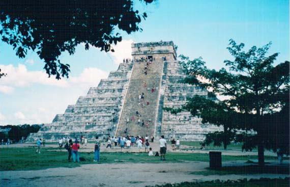 Piramida Kukulkan, Chichen Itza, Yucatan, Meksiko Svaka strana piramide ima 18 terasa po devet sa svake strane stepenica ( devet Gospodara vremena ) 18 je broj mjeseci za jednu godinu po kalendaru