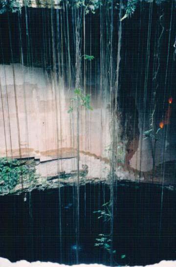 Sveti podzemni izvor Cenote Saga (Aqua Azul), Yucatan, Meksiko Dolazim do vode. Cista je i prozirna; jata riba u dubini. Nalazim se u visokoj galeriji na cijem je vrhu izlaz.