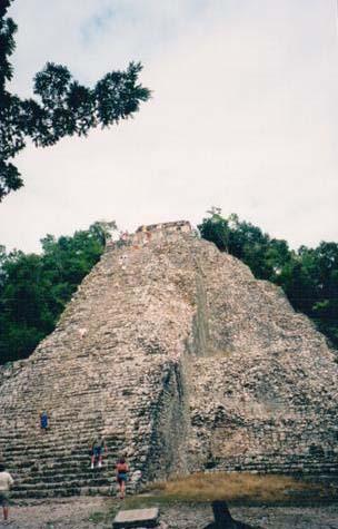 Velika piramida, Coba, Yucatan, Meksiko Napokon, putokazi me dovode do cistine i onda mi zastaje dah: preda mnom je najvisa sacuvana piramida Yukatana.