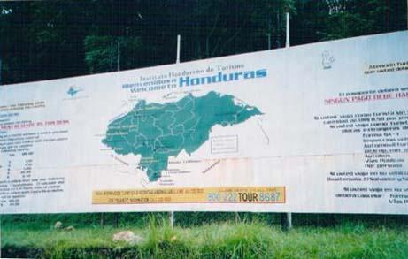 Avgust 2003. El Dorado, granica Guatemala-Honduras Granica se otvara u osam i zatvara u sest popodne. Neobavezna atmosfera. Udaraju se pecati u drvenim kucicama. Pokoji kamion (pun banana, naravno).