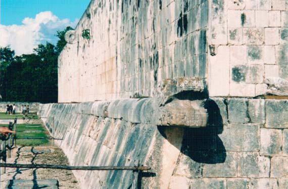 Kameni zid igralista, Chichen Itza, Yucatan, Meksiko Zdrav razum moze prihvatiti eho u grckom poluzatvorenom amfiteatru ili prijenos sapata u britanskoj katedrali.