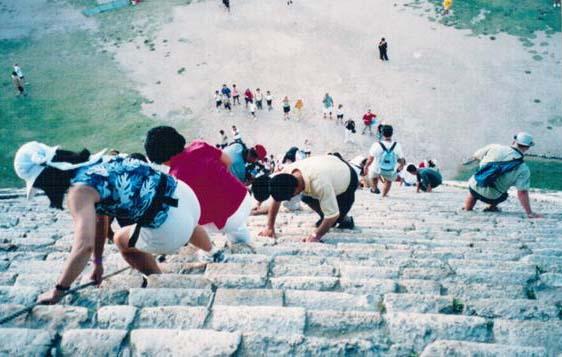 Stepenice piramide Kukulkan, Chichen Itza, Yucatan, Meksiko E tu bi trebala uskociti (jos neformirana) akusticna arheologija. Sirina i visina stepenica je pazljivo birana da bi proizvela zeljeni ton.