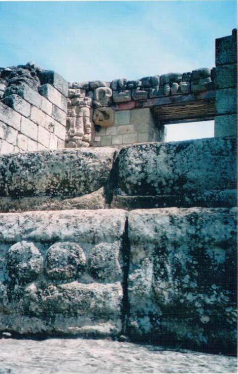 Broj osam (crta i tri tacke) uklesan u kameni blok, Copan, Honduras