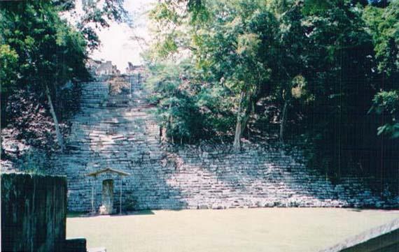 Struktura broj 16, oficijelni naziv za piramidu koja skriva hram Rosalilu, Copan, Honduras Tekst uz Rosalilu kaze: Centralni dio Muzeja je replika hrama u prirodnoj velicini kojem arheolozi daju