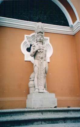 Ratnik Maja, Guatemala City Na ulazu su me docekale dvije statue Maja: ratnika i farmera.