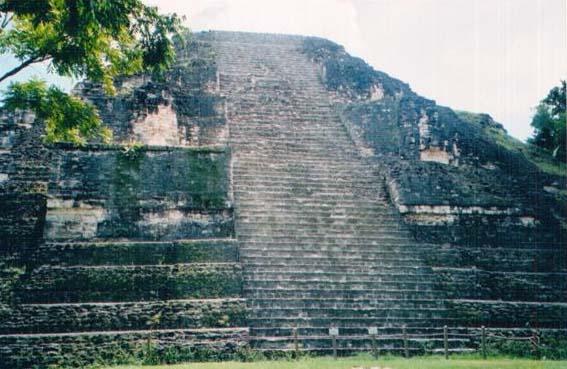 Hram broj cetiri, najvisa struktura indijanske Amerike, Tikal, Guatemala Koliko simbolike se osjeca na ovom vjetrovitom mjestu. Pogled prema zemlji; ljudi su nalik sicusnim insektima.