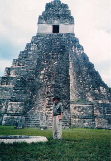 Hram Gigantskog jaguara, Tikal, Guatemala Moj kontakt sa gradjevinama Maja me ostavio u ubjedjenju da su oni bili kosmicki putnici. Doduse, ne astronauti kakve bi ih mogli mi zamisliti.