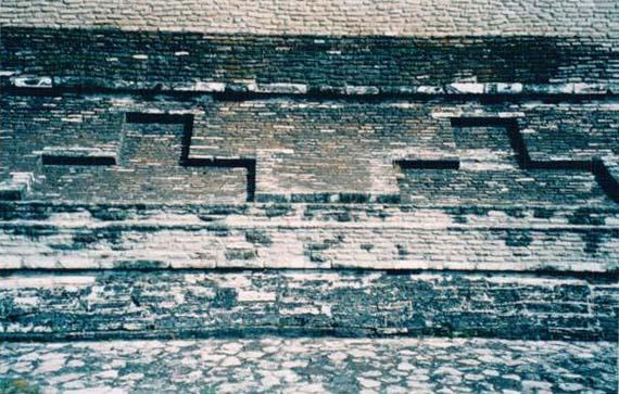 A superiorna gradnja piramide odolijeva potresima vec hiljadama godina. Naime, originalni graditelji su koristili posebni dizajn ( tablero, okrenuto slovo T, koji je doprinosio izdrzljivosti zidova.