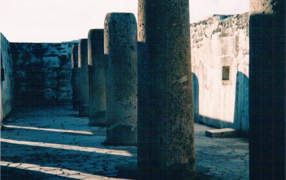 Dvorana stubova, Mitla, Oaxaca, Meksiko Jedini pisani trag je ostao od prvih spanjolskih osvajaca i historicara i odnosi se na posljednje korisnike (Zapoteke). Canseco je 1580.