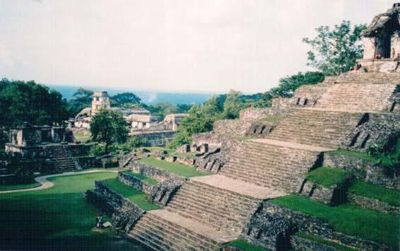 Osnovan prije nase ere, Palenque u svojoj arhitekturi i umjetnosti spaja zmajeve Orijenta, tamnopute africke (Atlantske?) likove, pismo Maja i stepenaste piramide sa platformama okrenutih kosmosu.