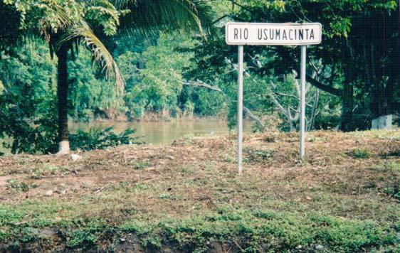 Rijeka Usumacinta razdvaja dzungle Meksika i Guatemale Citam oficijelne Putne informacije za Yaxchilan, Chiapas: Yaxchilan je vrlo lijep grad Maja ugnijezdjen u rijeci Usamacinta.