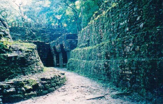 Ulazak u Yaxchila, Chiapas, Meksiko Uspon Yaxchilan-a, prema dosadasnjim podacima, pocinje od 250. godine. Yat-Balam, osnivac dinastije koja ce vladati u narednih 500 godina, je preuzeo tron 320.