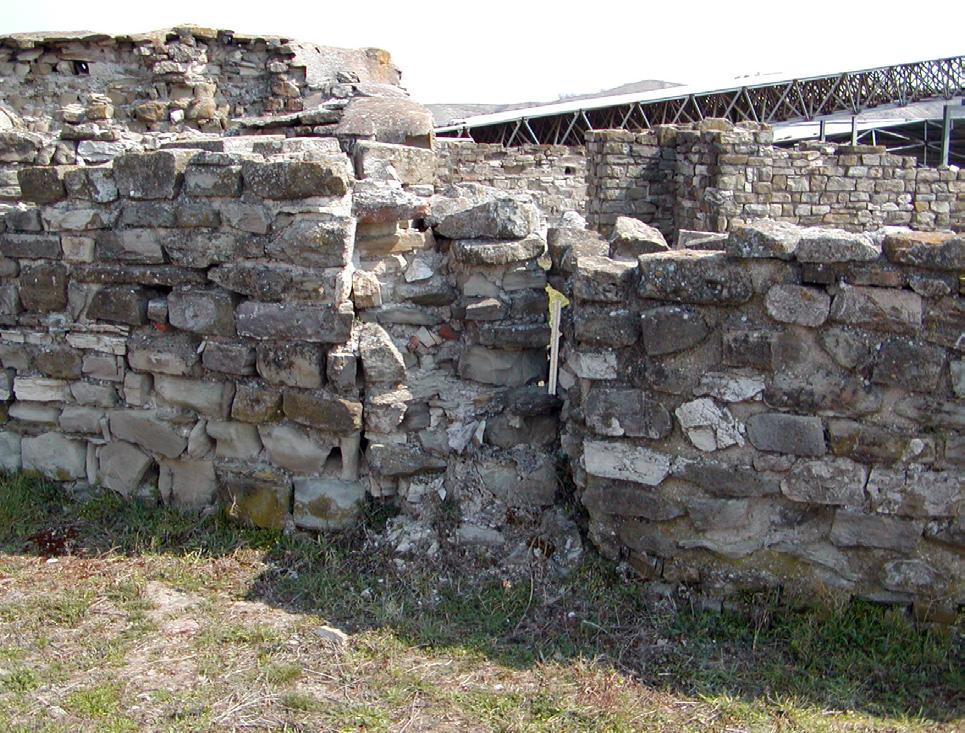 Ni{ i Vizantija X Fig. 5. The west, truncated end of Wall 10a, between parts of Wall 4. From the west, March 2003. Сл. 5. Западни, скраћени завршетак зида 10, међу деловима зида 4.