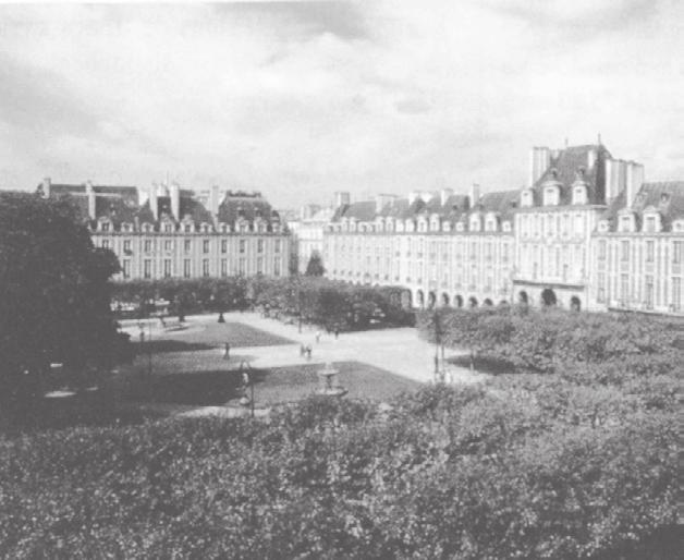 224 Rick Steves Easy Access Europe Northeast Paris: Marais Neighborhood and More Place des Vosges Study the architecture in this grand square: nine pavilions per side.