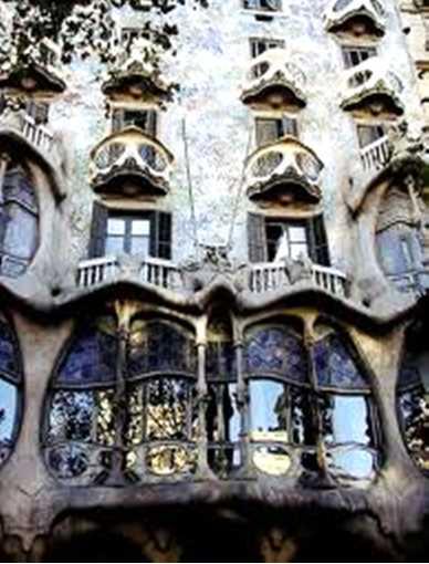 CASA BATLLÓ Location: city centre Distance: 15 minutes by bus from most hotelsin the city Casa Batlló is amasterpiece by Antoni Gaudí uniue, unusual and exceptional.
