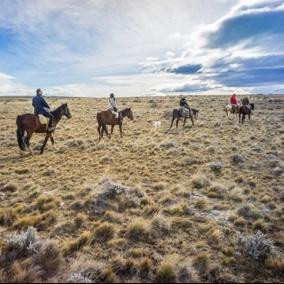 Short Ride to Round Bay This horse riding tour is a walk in the area of Punta Soberana and Round Bay, very close to El Calafate, where you