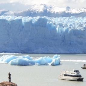 During the sailing, you will enjoy a glass of whiskey with ice from the Perito Moreno Glacier after