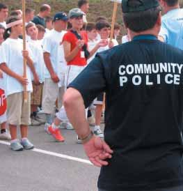 Rad policije u zajednicama i bezbednost zajednica DETALJI Efikasna vladavina zakona pored ostalog podrazumeva da svaki član bilo koje zajednice na Kosovu može da radi, živi i putuje u okviru mirnog i