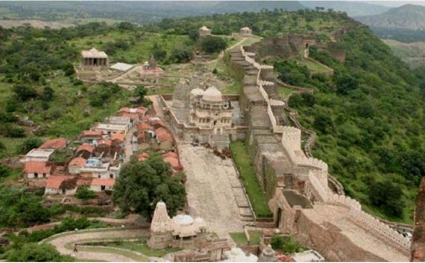 Located in the district of Rajsamand, at an altitude of 1,100 m above sea level, Kumbhalgarh Fort controlled the key border crossing between the Mewar