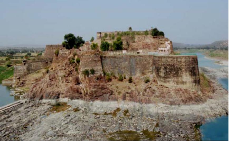 Gagron Fort is located approximately 10km north-east of Jhalawar, at the confluence of the Ahu River and the Kali Sindh River.