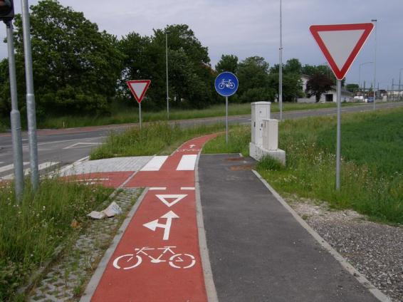 Saobraćajni znaci primer: Slovenija U svetu takoďe postoji praksa obeležavanja biciklističkih površina (ili njihovih delova) posebnim bojama (obično crvenom ili zelenom bojom, odnosno jarkoplavom -