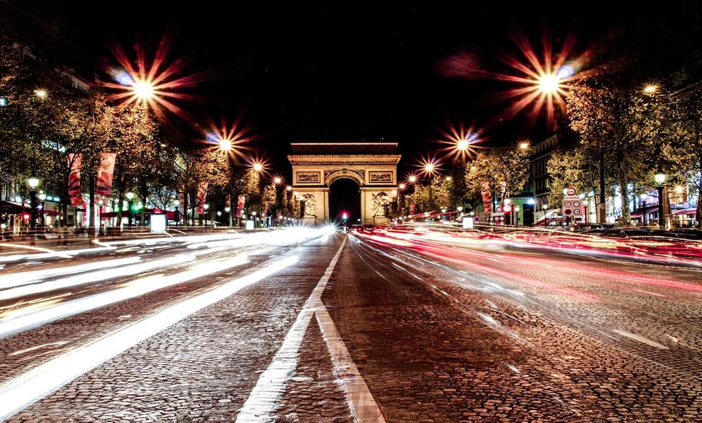 THE ROMANCE OF THE MOST ICONIC AVENUES Beautiful streets, lined with sparkling lights and