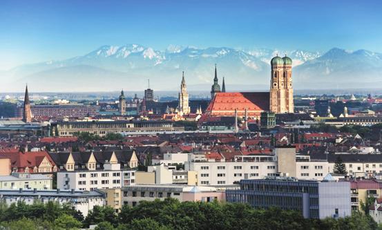 MUNICH MUNICH AT NIGHT WITH DINNER AT HOFBRAEUHAUS 4 hours On this tour you will pass beautiful illuminated squares, monuments, fountains and buildings including, Konigsplatz, Odeonsplatz, Isartor,
