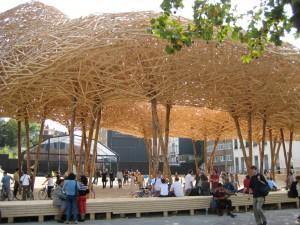 bring life to the disconsolate district It took him 33 wooden stilts, 60 km of beams and 240000 nails to perform his task The result is a giant wooden sculpture, 40 m long, 25 m wide, 18 m high,