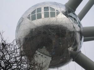 spheres, each with a diameter of 18 meters They are arranged in the configuration of a central cubic system and form an iron of cristal, magnified 165 billion times Made entirely of steel clad with