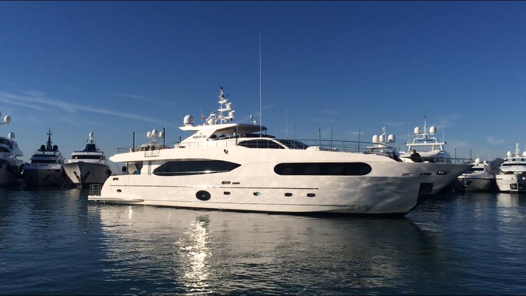 Mykonos Builder: Length: Engines: Draft: Cruise Speed: Range: Location: Majesty Yachts 33.3m / 109ft 2 x CAT 3850HP 1.9m / 6ft 13-20 knots 1,000 nm + Cannes, France Year: 2015 Beam: 7.
