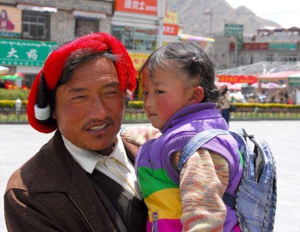 Typical father and child strolling in Jokhang