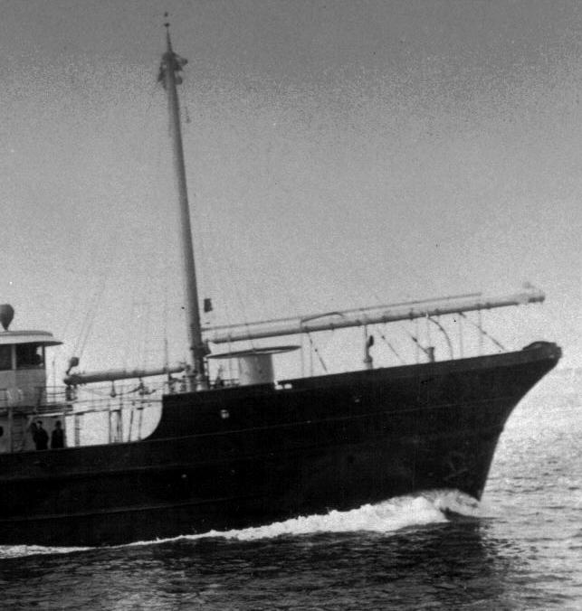 Visible features that distinguished her from most other vessels included a large drum mounted horizontally on her fo castle and two sheaves for guiding cables affixed to her prow.