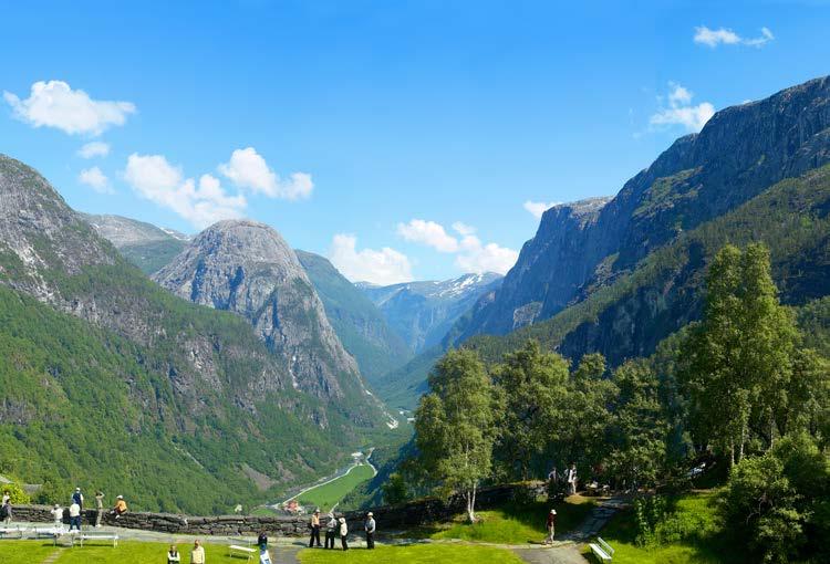 Day 3: Flåm Fjord Safari with RIB boat on the Sognefjord and hike to a farm located beautifully by the Nærøyfjorden.