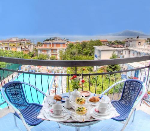 This charming hotel in Sorrento has a wonderful outdoor swimming pool of fresh water which is further enhanced by services provided by a snack bar and the presence of a large and pleasant solarium.