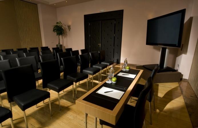 They are also partitionable and therefore suitable for various meetings and events with sizes ranging from 10