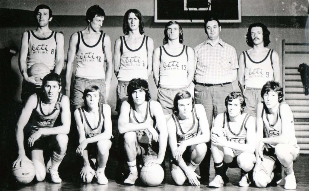 Slika 4: Ekipa iz leta 1972 (arhiv Drago Prevalšek) Beti je leta 1972 še vedno nastopala v II. republiški ligi - center. Rezultati II.