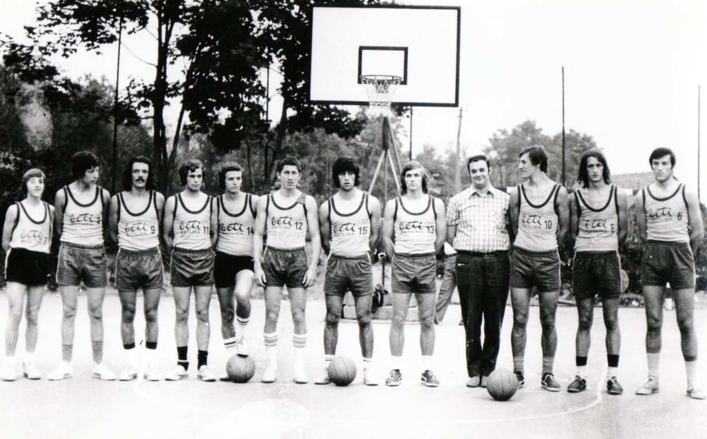 Slika 9: Ekipa iz leta 1973 (arhiv Drago Prevalšek) Leta 1973 so igralci Beti sodelovali tudi v pokalnem tekmovanju in dosegli odličen rezultat.