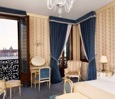 With its heritage setting on Riva degli Schiavoni, Hotel Danieli dominates the Venetian lagoon steps away from the Bridge of Sighs and the famous monuments of Piazza San Marco.