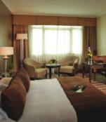 Al Murooj Rotana Dubai offers guests 247 modern and well equipped guest rooms and suites as well as 137 fully furnished and serviced apartments.