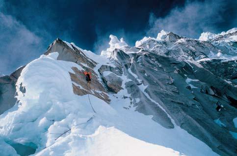 Steve med vzponom na Taulliraju (Andi), prosti vzpon prek Italijanske smeri Ideja alpskega sloga ni nova, zdi pa se, da je pa vedno bolj priljubljena, kot so priljubljene tudi številne komercialne
