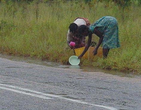Women collecting water, Murruri, Vilanculos District, Inhambane Province Photographer: Alfredo Binda 3.