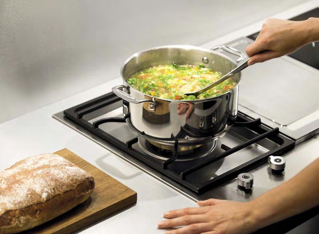 30 cooking with a bertazzoni 31 Segmented cooktops These 36-inch (90cm) cooktops are cleverly designed with triple 12-inch (30cm) segments, which are provided in a choice of six combinations of gas,