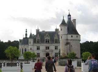 Visit of the magnificent castle which was built by François I on a project by Leonardo da Vinci. Return to the hotel through the forest of Boulogne.