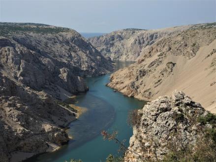 Krajobrazno područje Kanjon Zrmanje Obrovac, čini krški kanjon rijeke uskog toka i strmih, stjenovitih strana koji se proteže nizvodno od akumulacije Razovac do ušća Zrmanje u Novigradsko more.