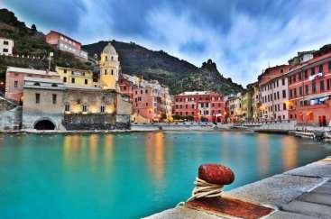 Our visit begins at daybreak, with the arrival at RIOMAGGIORE: the village, dating back to the early thirteenth century, is famous for its historic character and local wine.