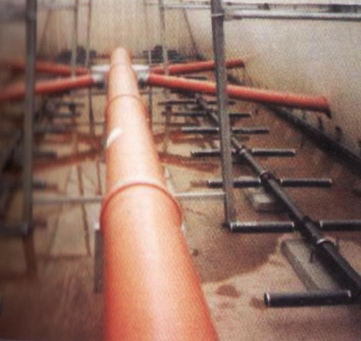 Slika 47. Aeratori na dnu biološkog reaktora Naknadni taložnik osigurava izdvajanje suspendiranih tvari iz vode koja dolazi iz biološkog reaktora.