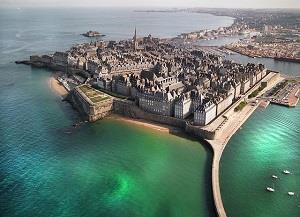MALO (Sunday) After breakfast, board your bus to Arromanches and visit the Musée du Débarquement where you will learn about the D-Day landing. Continue to Coleville-sur-mer.