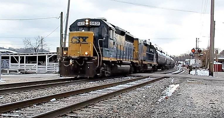 Photo below, caught on video, is a northbound train approaching the signal bridge shown above. CSX No.
